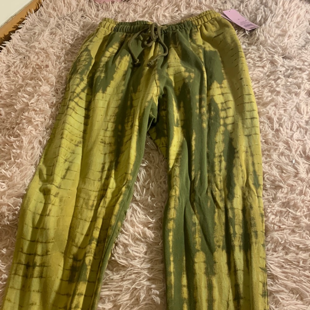 green never been worn jogging pants the lighting makes the pants look brighter